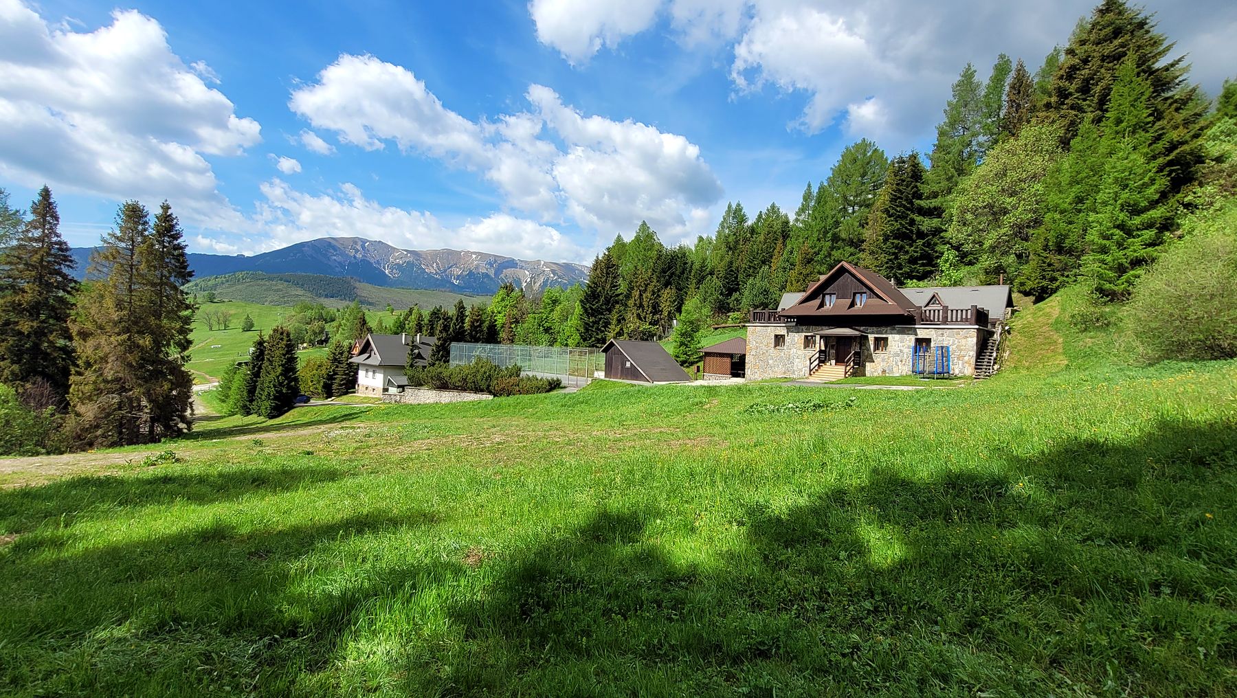 Skalka and Rekrea chalets below the Belianske Tatras