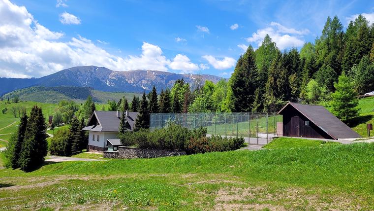 Areál s tenisovým kurtom a výhľadom na Tatry