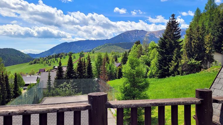 Balkón chaty Skalka s výhľadom na Belianske Tatry